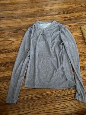 Under Armour Light Gray Long-Sleeve V-Neck Athletic Shirt
